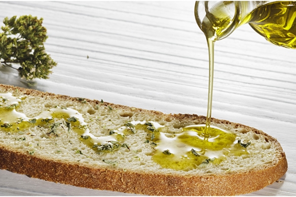Read more about the article Ψωμί και Ελαιόλαδο: 5 λόγοι για να το τρώτε κάθε μέρα.